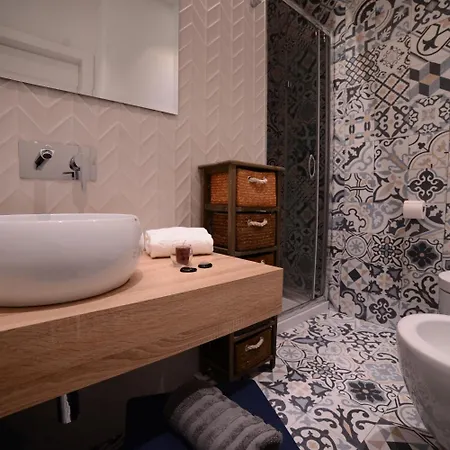 לינה וארוחת בוקר Maree Seafront 4*