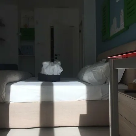 לינה וארוחת בוקר Maree Seafront מולפטה