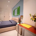 Maree Seafront - Sea View King Bed and Breakfast